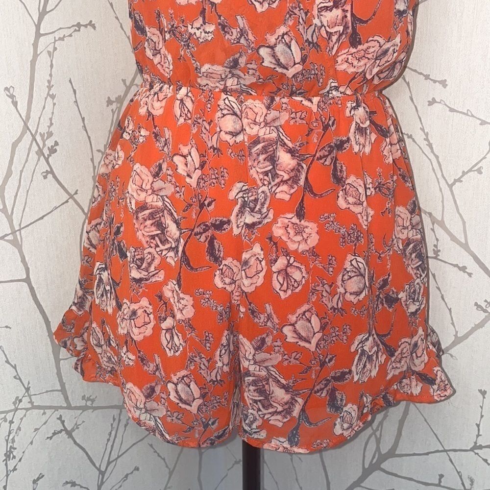 ASTR Floral Romper Womens XS Orange Excellent Sleeveless V-Neck Ruffle AP5637 - Picture 6 of 8